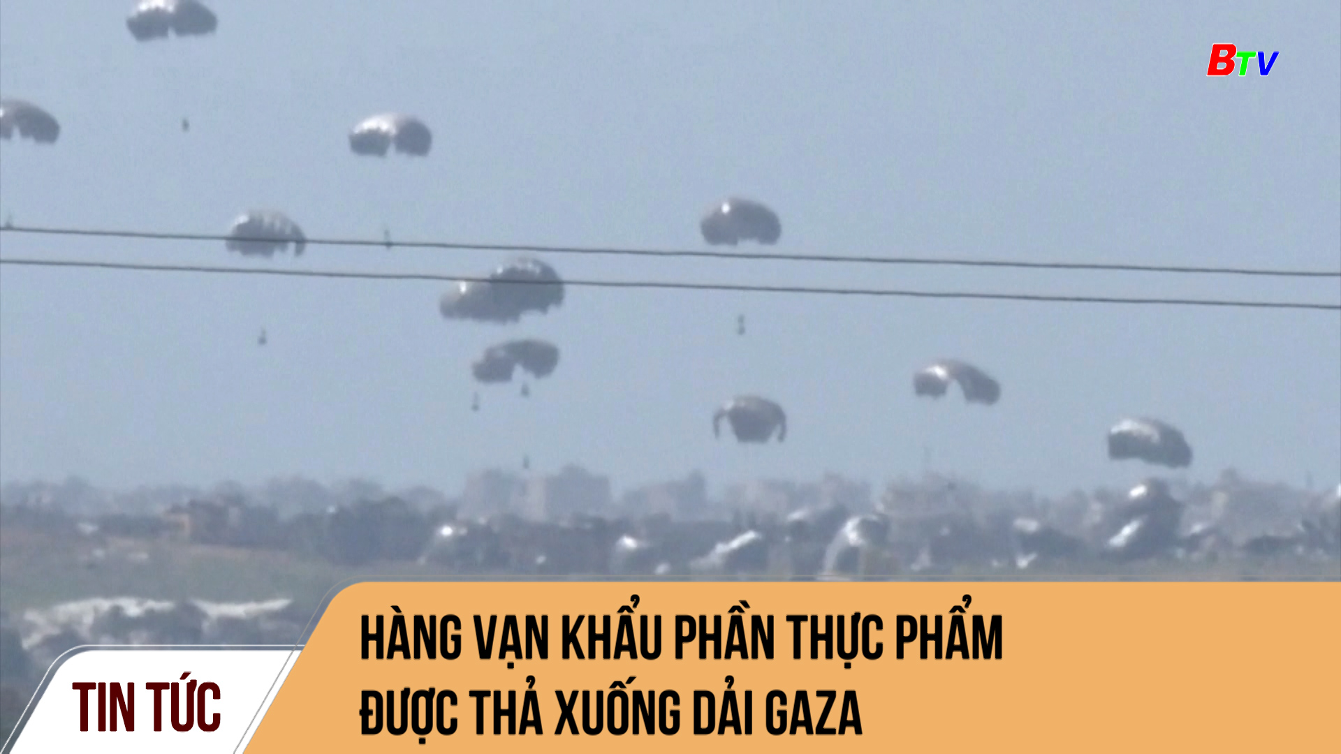 Hàng vạn khẩu phần thực phẩm được thả xuống dải Gaza